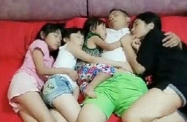 Nhận thấy điều bất thường trong bức ảnh chụp chồng và 3 con gái ôm nhau ngủ, người mẹ ngay lập tức quyết định cho con ngủ riêng-1