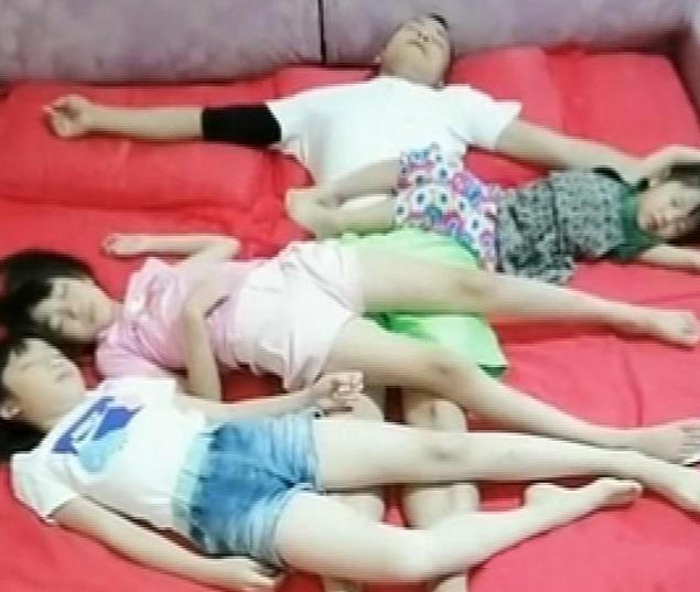 Nhận thấy điều bất thường trong bức ảnh chụp chồng và 3 con gái ôm nhau ngủ, người mẹ ngay lập tức quyết định cho con ngủ riêng-2