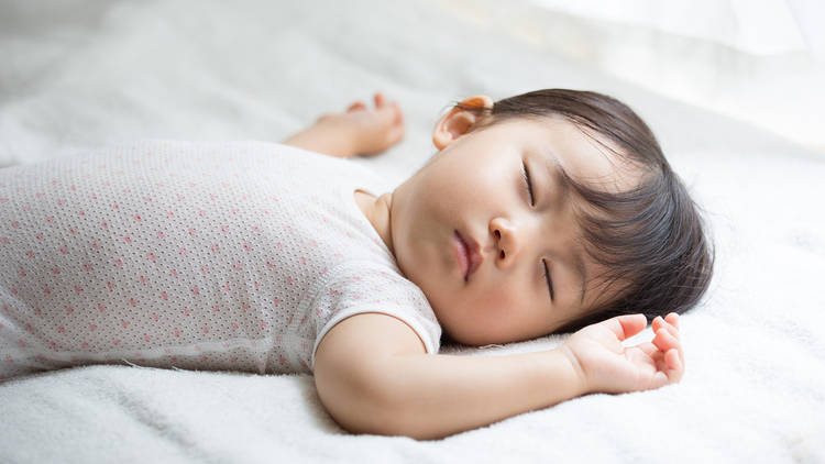 Nhận thấy điều bất thường trong bức ảnh chụp chồng và 3 con gái ôm nhau ngủ, người mẹ ngay lập tức quyết định cho con ngủ riêng-4