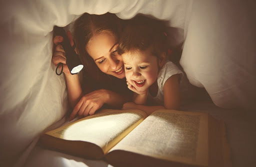 Nhận thấy điều bất thường trong bức ảnh chụp chồng và 3 con gái ôm nhau ngủ, người mẹ ngay lập tức quyết định cho con ngủ riêng-5
