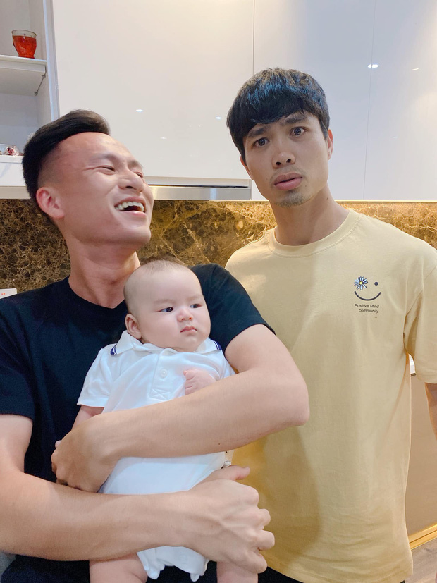 Công Phượng bế con trai Huy Toàn nhún nhảy cực hài, được gán ghép luôn là gia đình hạnh phúc-1