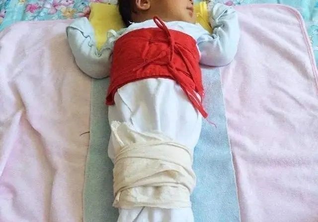 Giai đoạn đầu đời rất quan trọng, nếu muốn con có đôi chân dài và thẳng trong tương lai, cha mẹ cần tránh 4 hành vi nguy hiểm này-2