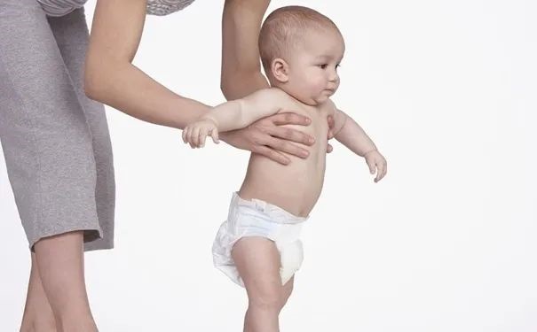 Giai đoạn đầu đời rất quan trọng, nếu muốn con có đôi chân dài và thẳng trong tương lai, cha mẹ cần tránh 4 hành vi nguy hiểm này-5