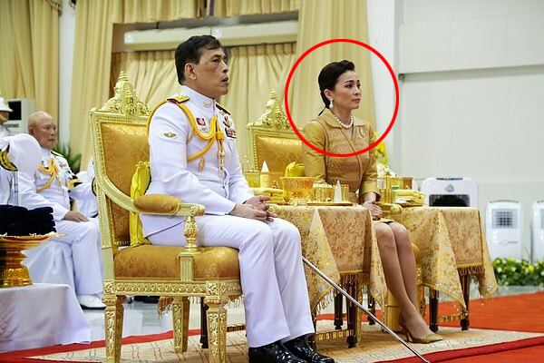 Hoàng quý phi Thái Lan xuất hiện lần đầu tiên sau khi được phục vị, đáng chú ý là biểu hiện của Hoàng hậu Suthida-12