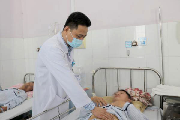 Người đàn ông đang nằm nghỉ đột nhiên nôn ra máu-1
