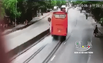 Clip: Xe khách đâm tử vong người phụ nữ, lật giữa đường rồi va chạm liên tiếp với ô tô tải-1