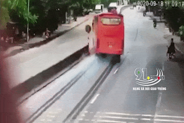 Kinh hoàng: Con dâu mới học lái xe đạp nhầm chân ga, tông đổ cổng sắt cán qua người bố chồng-3