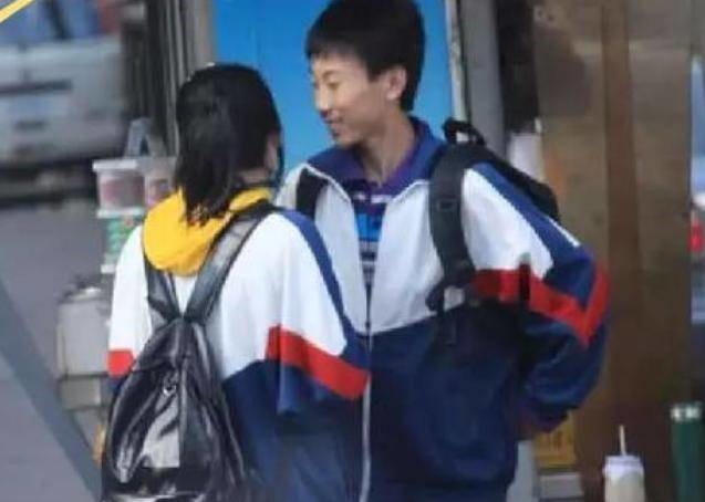 Nữ sinh lớp 10 kêu đau bụng xin về, thầy giáo không ngờ chuyện động trời xảy ra-1