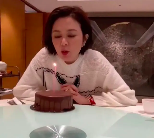 Đệ nhất mỹ nhân Hong Kong Quan Chi Lâm: U60 giàu có, hẹn hò trai trẻ kém 24 tuổi-1