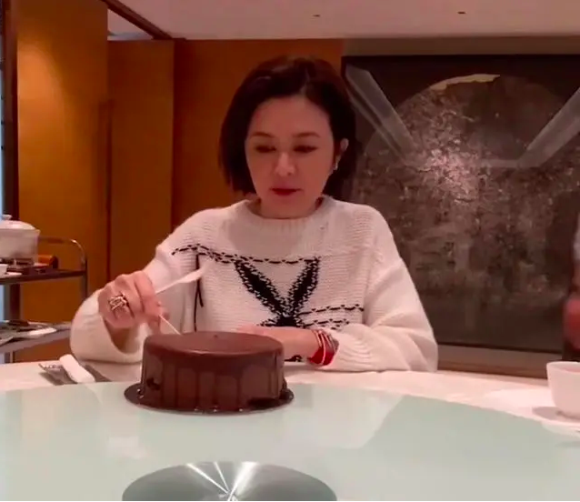 Đệ nhất mỹ nhân Hong Kong Quan Chi Lâm: U60 giàu có, hẹn hò trai trẻ kém 24 tuổi-2