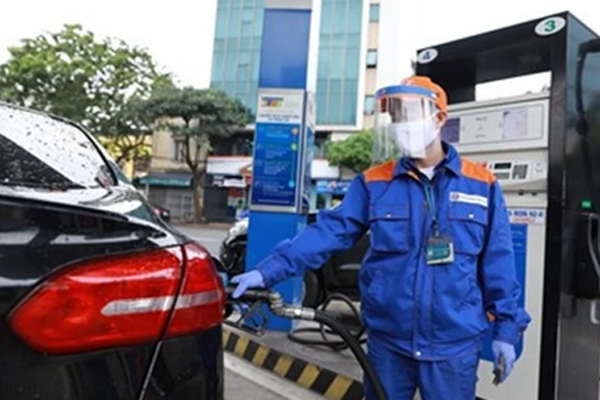 Giá xăng hôm nay giảm xuống mức 14.000 đồng/lít-2