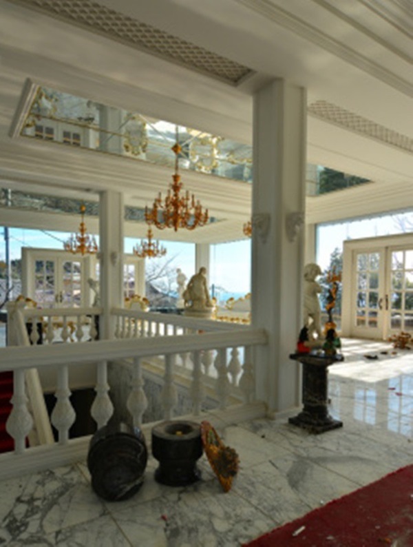 Đại gia vào tù, biệt phủ xa hoa dãi nắng dầm sương, cỏ mọc um tùm-6