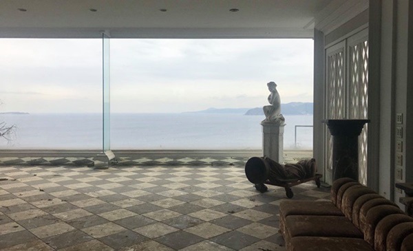 Đại gia vào tù, biệt phủ xa hoa dãi nắng dầm sương, cỏ mọc um tùm-10