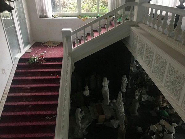 Đại gia vào tù, biệt phủ xa hoa dãi nắng dầm sương, cỏ mọc um tùm-11