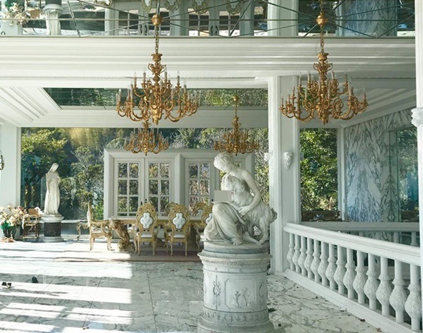 Đại gia vào tù, biệt phủ xa hoa dãi nắng dầm sương, cỏ mọc um tùm-12