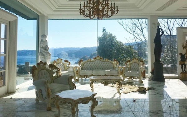 Đại gia vào tù, biệt phủ xa hoa dãi nắng dầm sương, cỏ mọc um tùm-13