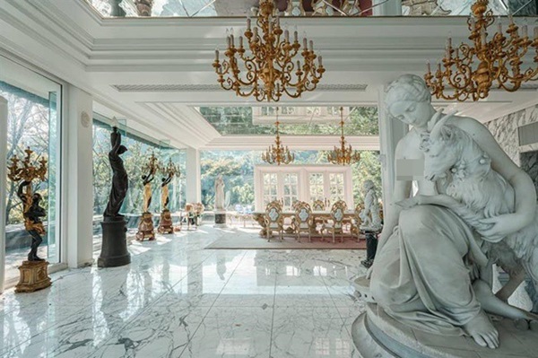 Đại gia vào tù, biệt phủ xa hoa dãi nắng dầm sương, cỏ mọc um tùm-9