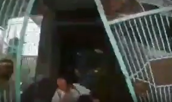 Kinh hoàng: Con dâu mới học lái xe đạp nhầm chân ga, tông đổ cổng sắt cán qua người bố chồng-2