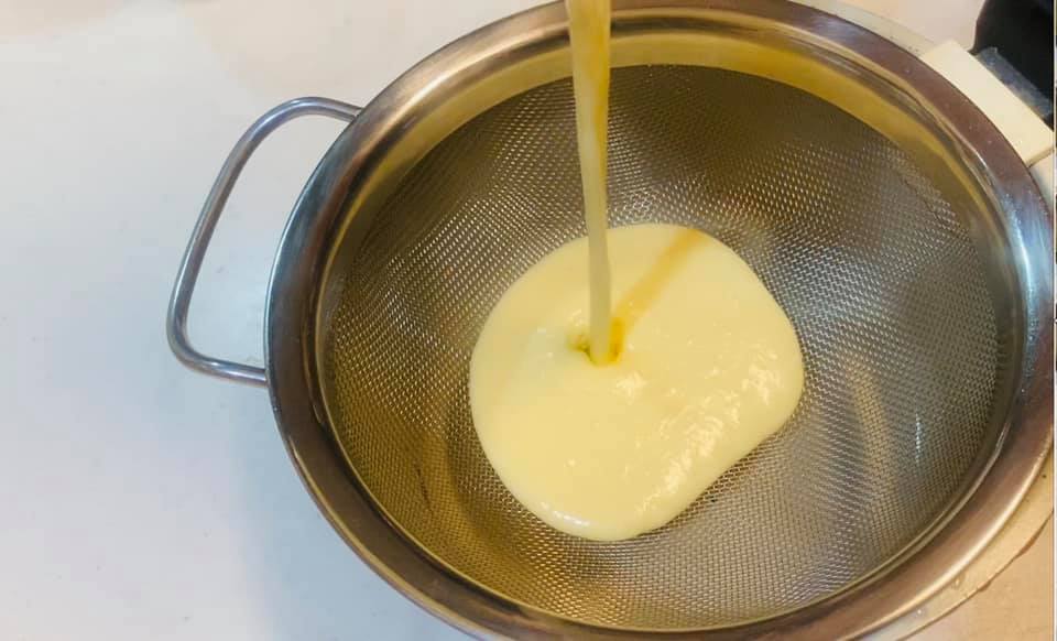 Cách làm bánh trung thu trứng muối tan chảy vừa độc lạ vừa thơm ngon khiến cả nhà thích thú-9
