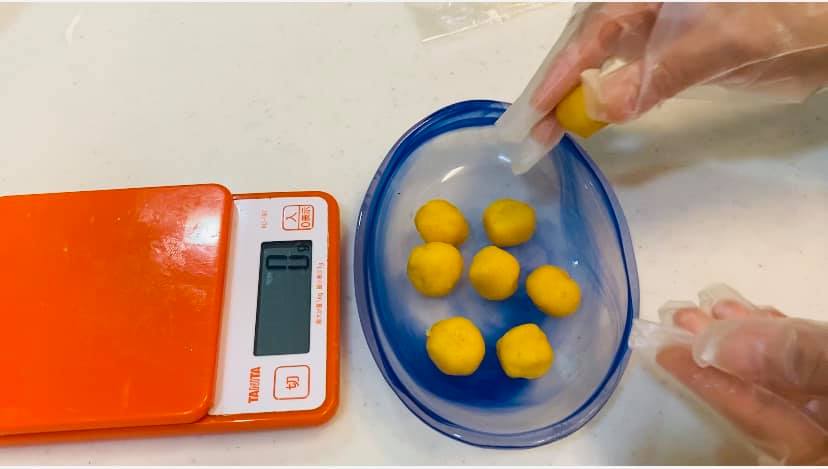 Cách làm bánh trung thu trứng muối tan chảy vừa độc lạ vừa thơm ngon khiến cả nhà thích thú-13