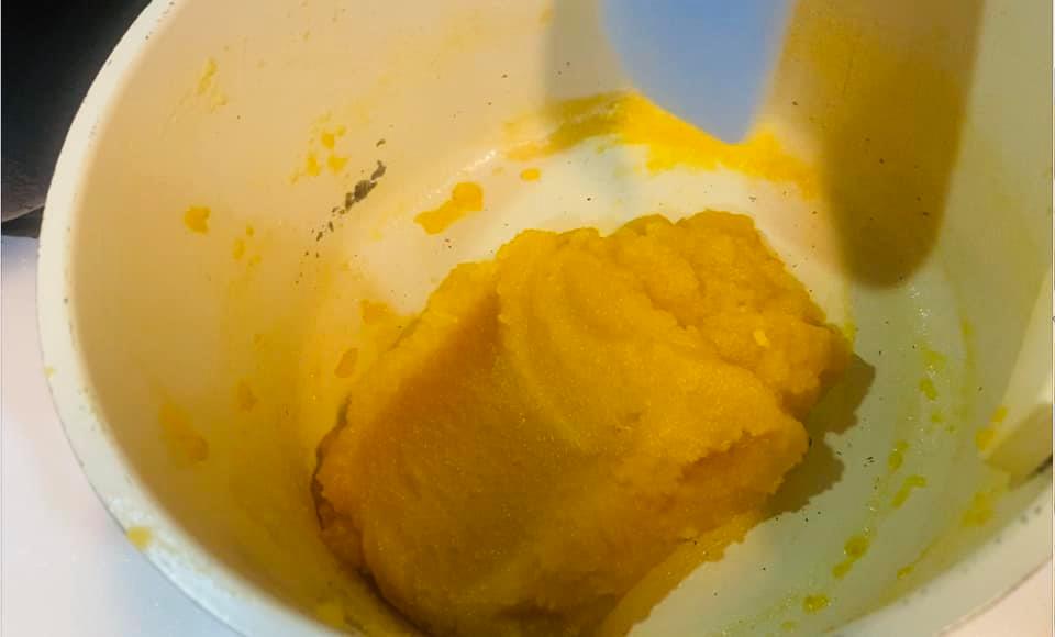 Cách làm bánh trung thu trứng muối tan chảy vừa độc lạ vừa thơm ngon khiến cả nhà thích thú-11