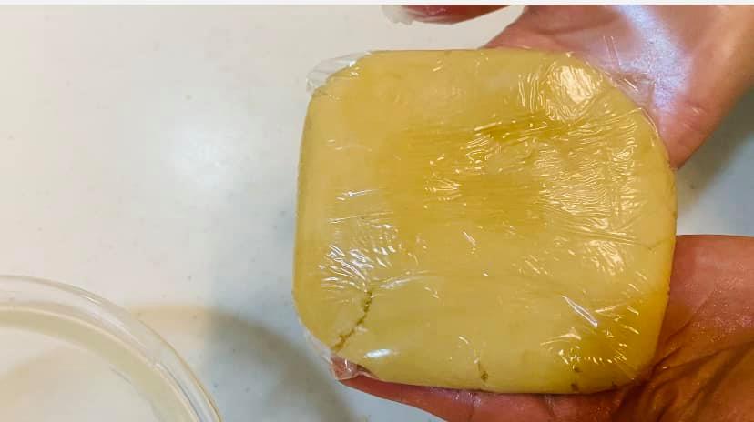 Cách làm bánh trung thu trứng muối tan chảy vừa độc lạ vừa thơm ngon khiến cả nhà thích thú-16