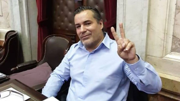 Nghị sĩ Argentina hồn nhiên hôn ngực bạn gái khi đang họp Quốc hội trên Zoom-2