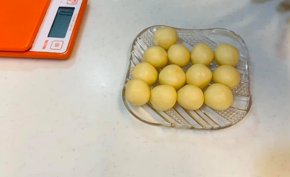 Cách làm bánh trung thu trứng muối tan chảy vừa độc lạ vừa thơm ngon khiến cả nhà thích thú-17