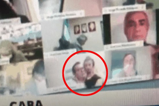 Nghị sĩ Argentina hồn nhiên hôn ngực bạn gái khi đang họp Quốc hội trên Zoom