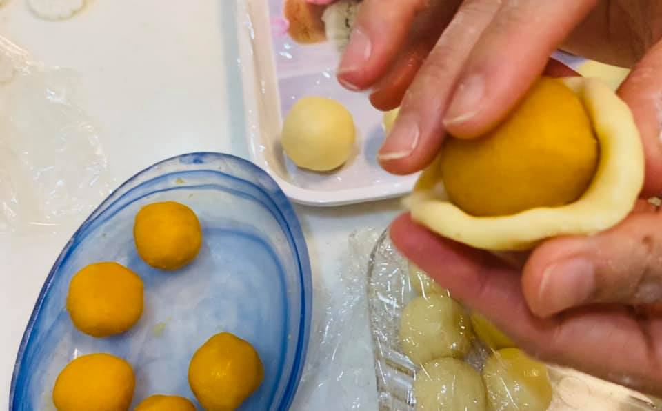 Cách làm bánh trung thu trứng muối tan chảy vừa độc lạ vừa thơm ngon khiến cả nhà thích thú-18