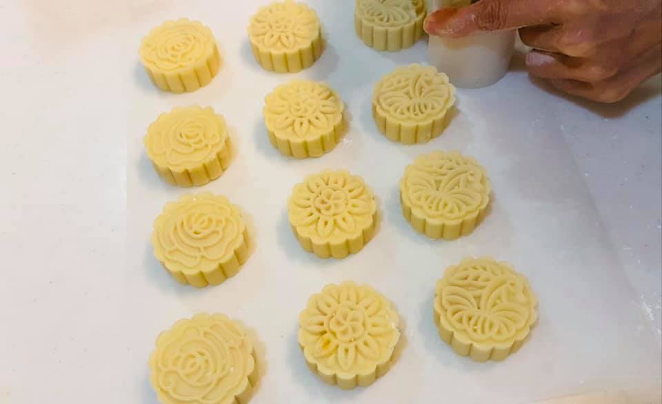 Cách làm bánh trung thu trứng muối tan chảy vừa độc lạ vừa thơm ngon khiến cả nhà thích thú-20