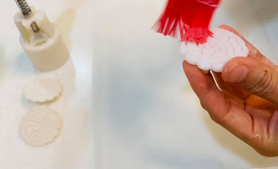 Cách làm bánh trung thu trứng muối tan chảy vừa độc lạ vừa thơm ngon khiến cả nhà thích thú-19