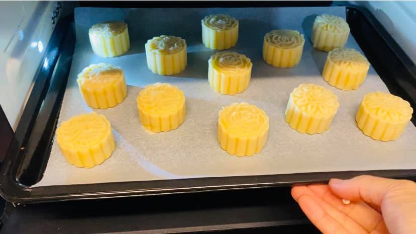 Cách làm bánh trung thu trứng muối tan chảy vừa độc lạ vừa thơm ngon khiến cả nhà thích thú-22