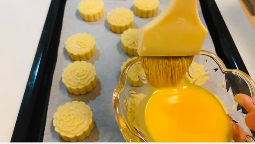 Cách làm bánh trung thu trứng muối tan chảy vừa độc lạ vừa thơm ngon khiến cả nhà thích thú-23