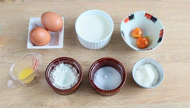 Cách làm bánh trung thu trứng muối tan chảy vừa độc lạ vừa thơm ngon khiến cả nhà thích thú-2