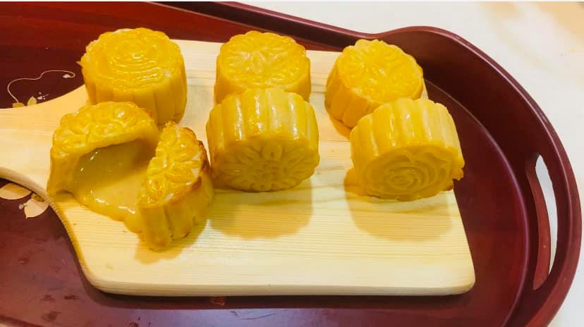 Cách làm bánh trung thu trứng muối tan chảy vừa độc lạ vừa thơm ngon khiến cả nhà thích thú-25