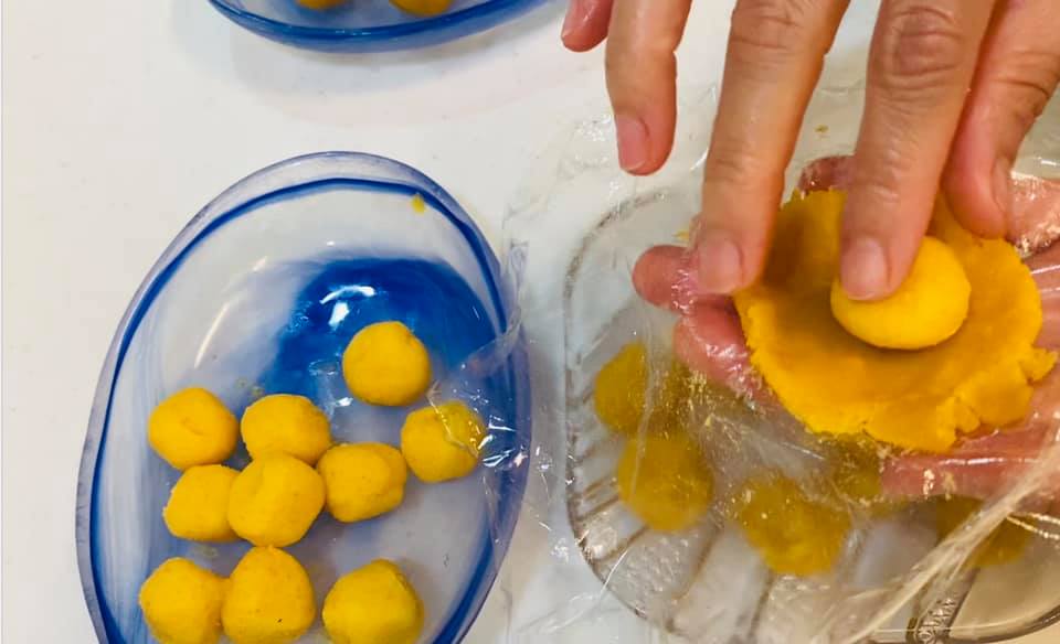 Cách làm bánh trung thu trứng muối tan chảy vừa độc lạ vừa thơm ngon khiến cả nhà thích thú-14