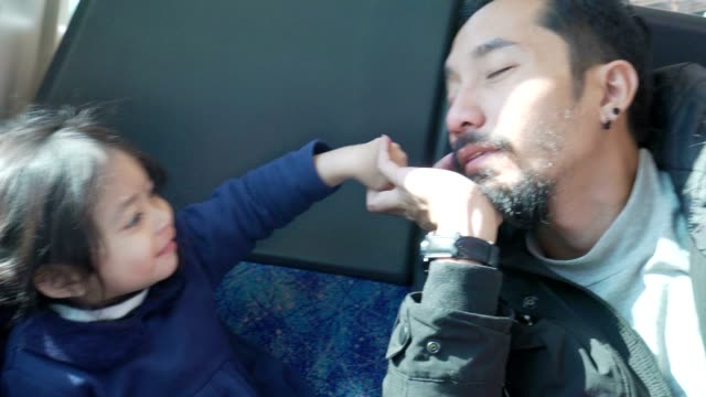 Bố bế con gái vào toilet trên tàu nhưng mãi không trở ra, tiếp viên phá cửa xông vào thì nhìn thấy cảnh tượng kinh hoàng-1