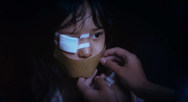 Bố bế con gái vào toilet trên tàu nhưng mãi không trở ra, tiếp viên phá cửa xông vào thì nhìn thấy cảnh tượng kinh hoàng-4