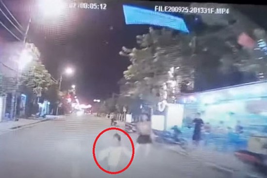 Clip: Bé gái bất ngờ lao thẳng vào đầu ô tô và pha xử lý cực tỉnh của tài xế khiến cộng đồng mạng thở phào