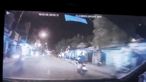 Clip: Bé gái bất ngờ lao thẳng vào đầu ô tô và pha xử lý cực tỉnh của tài xế khiến cộng đồng mạng thở phào-1