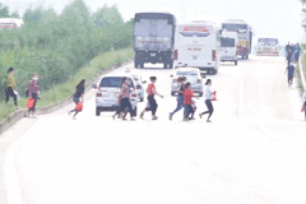 Hai người suýt bị xe container tông-1