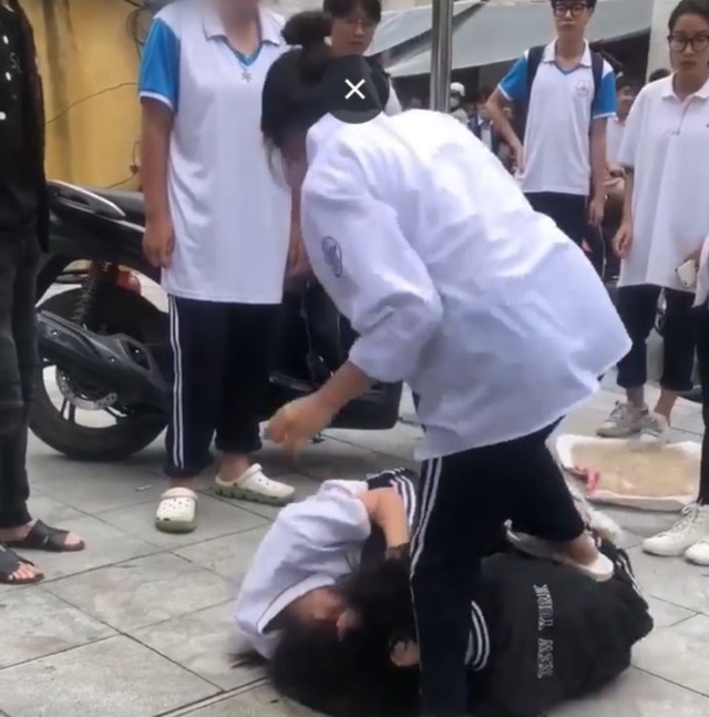Nữ sinh lớp 10 ở Hà Nội đánh nhau trước cổng trường vì nghi bị nhìn đểu-1