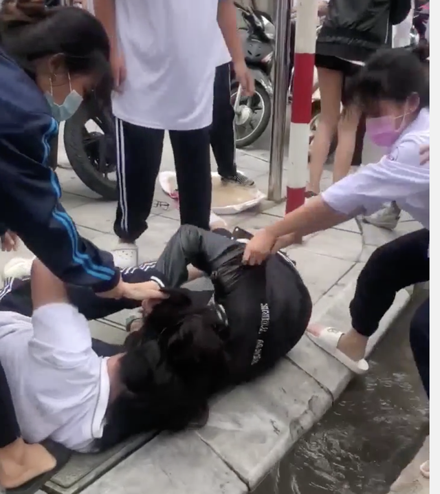 Nữ sinh lớp 10 ở Hà Nội đánh nhau trước cổng trường vì nghi bị nhìn đểu-2