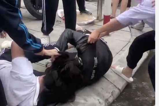 Nữ sinh lớp 10 ở Hà Nội đánh nhau trước cổng trường vì nghi bị 'nhìn đểu'
