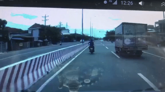 Clip: Bị nam thanh niên đi xe máy quấy rối, tài xế xe tải có pha trả đũa kinh hoàng tưởng chỉ có trong phim-1