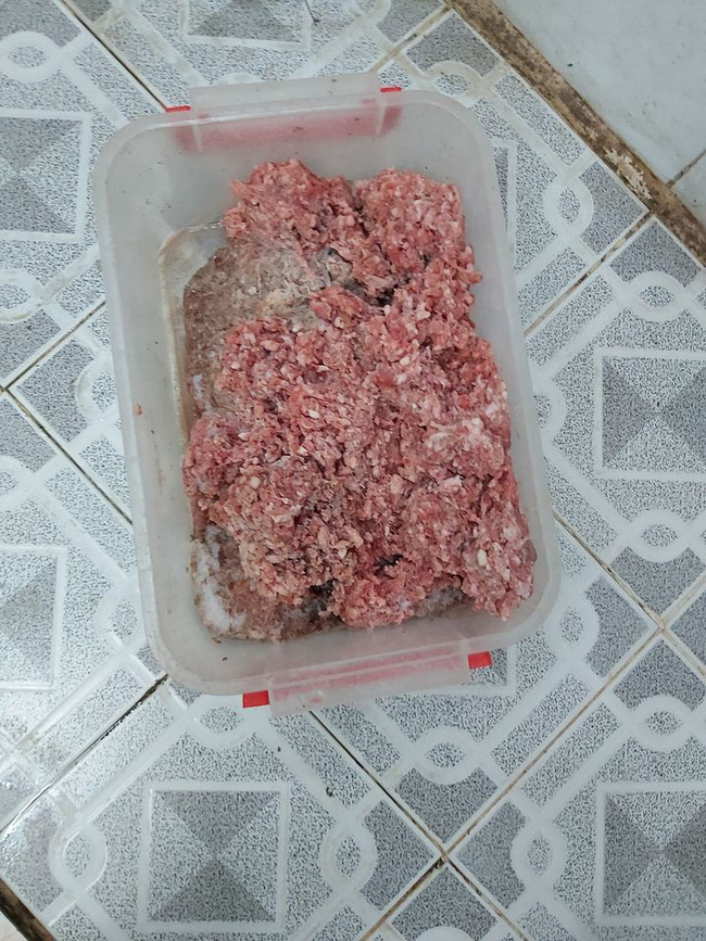 Nhân viên cũ tiết lộ bí mật kinh hoàng trong lò bánh mì nổi tiếng Sài Gòn: Giòi và cả bé na ngoe nguẩy trong khu chế biến, dùng thịt bò ôi thiu làm nhân bánh?-3