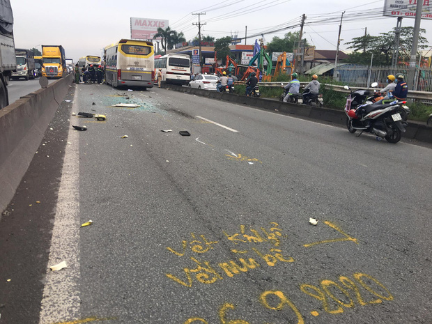 Xe khách nát đầu khi tông vào đuôi xe tải, tài xế tử vong, nhiều hành khách kêu cứu-1