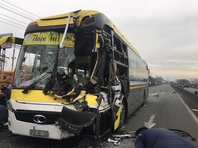 Xe khách nát đầu khi tông vào đuôi xe tải, tài xế tử vong, nhiều hành khách kêu cứu-2