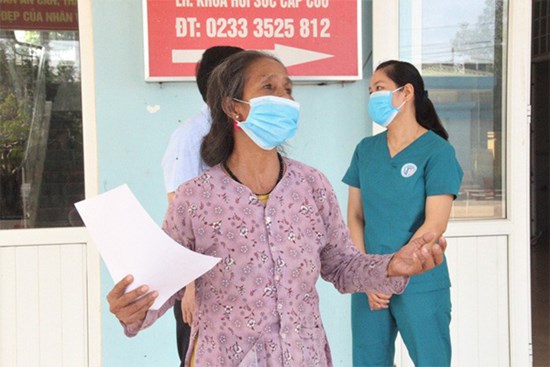 Đến ngày xuất viện, người mẹ mắc Covid-19 vẫn chưa biết con trai qua đời